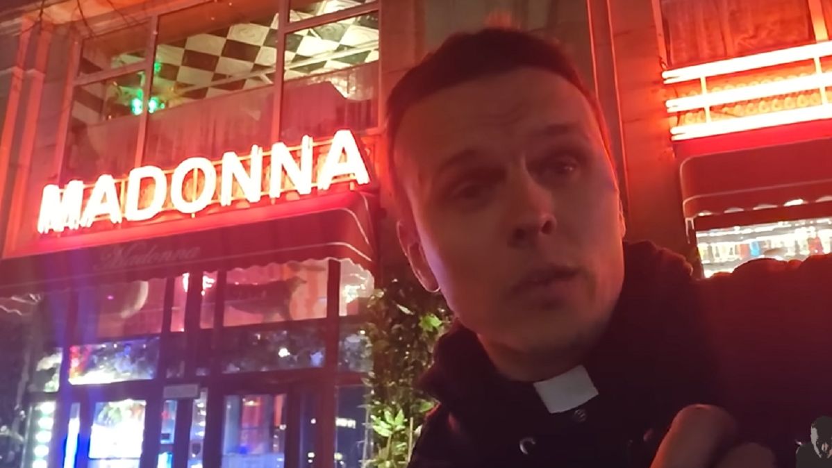 Ksiądz z osiedla odwiedził kontrowersyjną restaurację. "Bardzo mnie boli". 