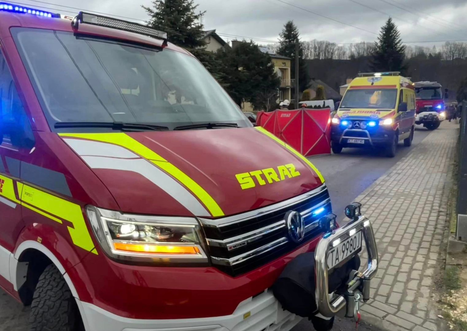 Auto bez kierowcy zmiażdżyło ofiarę. Tragiczny wypadek w Ryglicach