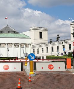 Remont Nowego Domu Poselskiego. "Pudrowanie trupa"