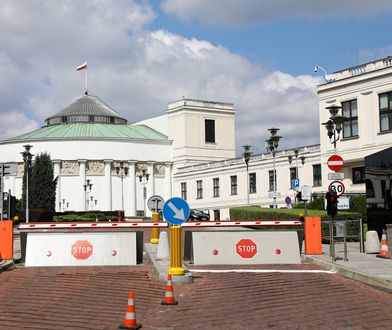 Remont Nowego Domu Poselskiego. "Pudrowanie trupa"