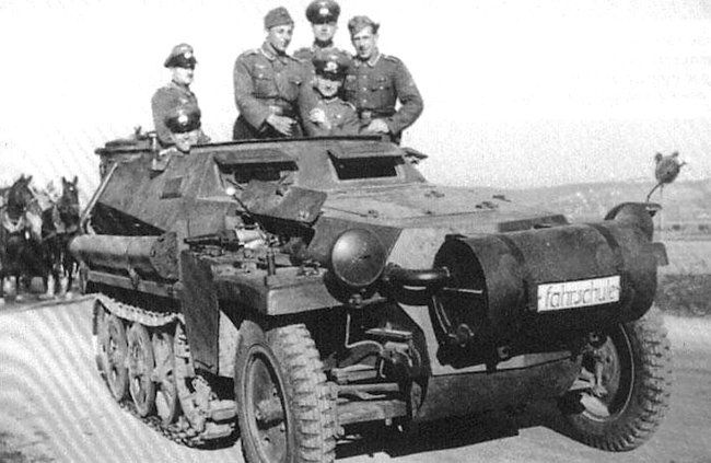 Niemiecki transporter Sd.Kfz.251 z widocznym z tyłu gazogeneratorem i zbiornikiem umieszczonym z przodu.