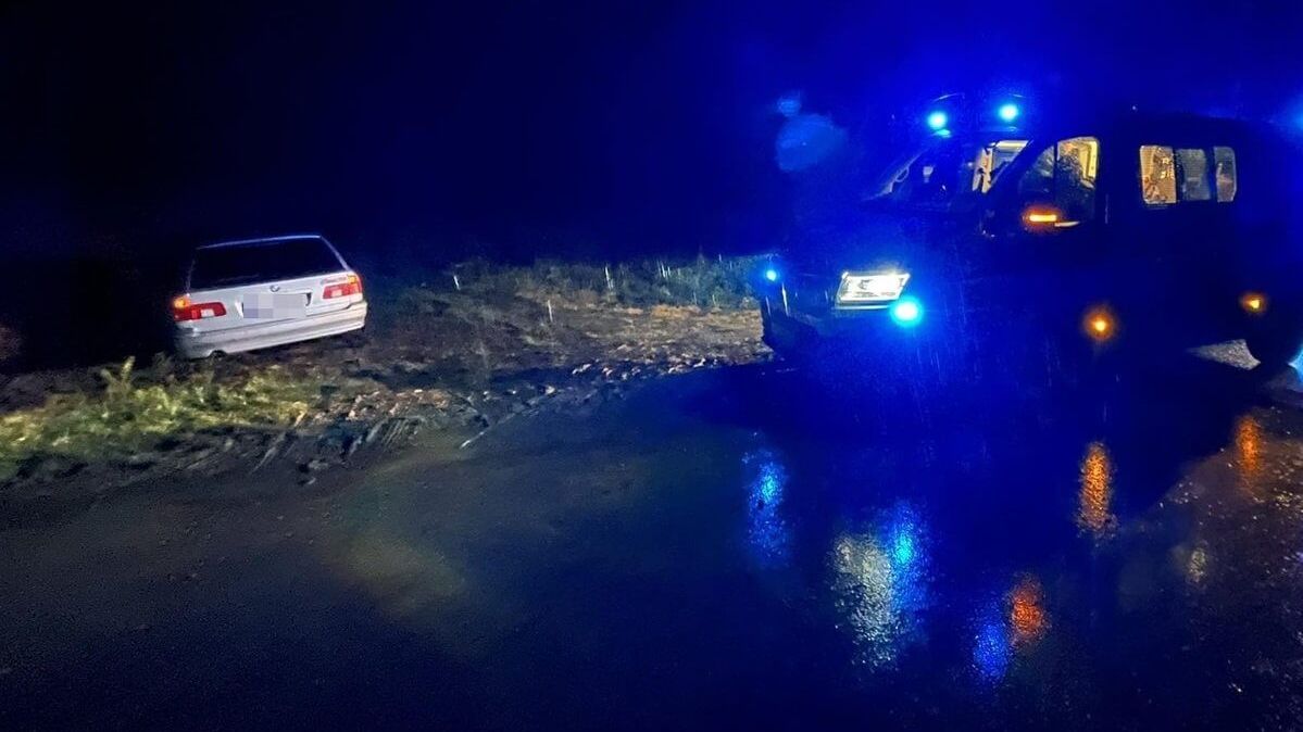 BMW w polu miejscowość Szczekarkowo