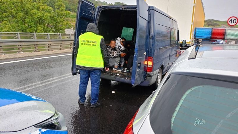 W busie podróżowało 18 nielegalnych migrantów