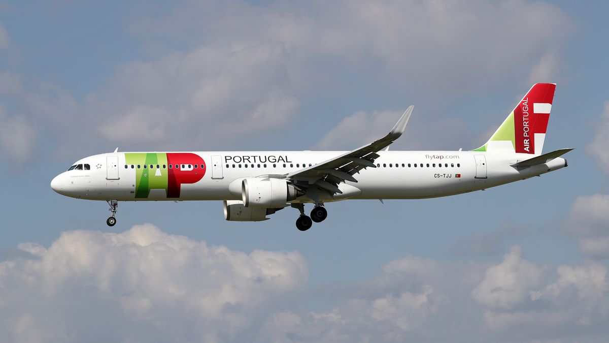 Airbus A321 - MSN 8374 - CS-TJJ plane, of the TAP Air Portugal company, getting ready to land at Barcelona airport, in Barcelona on 08th October 2021. 
 -- (Photo by Urbanandsport/NurPhoto via Getty Images)