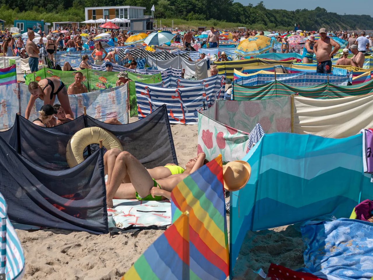 Zauważyła parę na plaży. "Po tym publicznym seansie po prostu wstali"