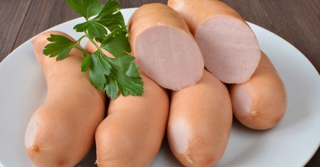 Jesz zimne parówki? Dietetyczka ostrzega, co się może wtedy stać