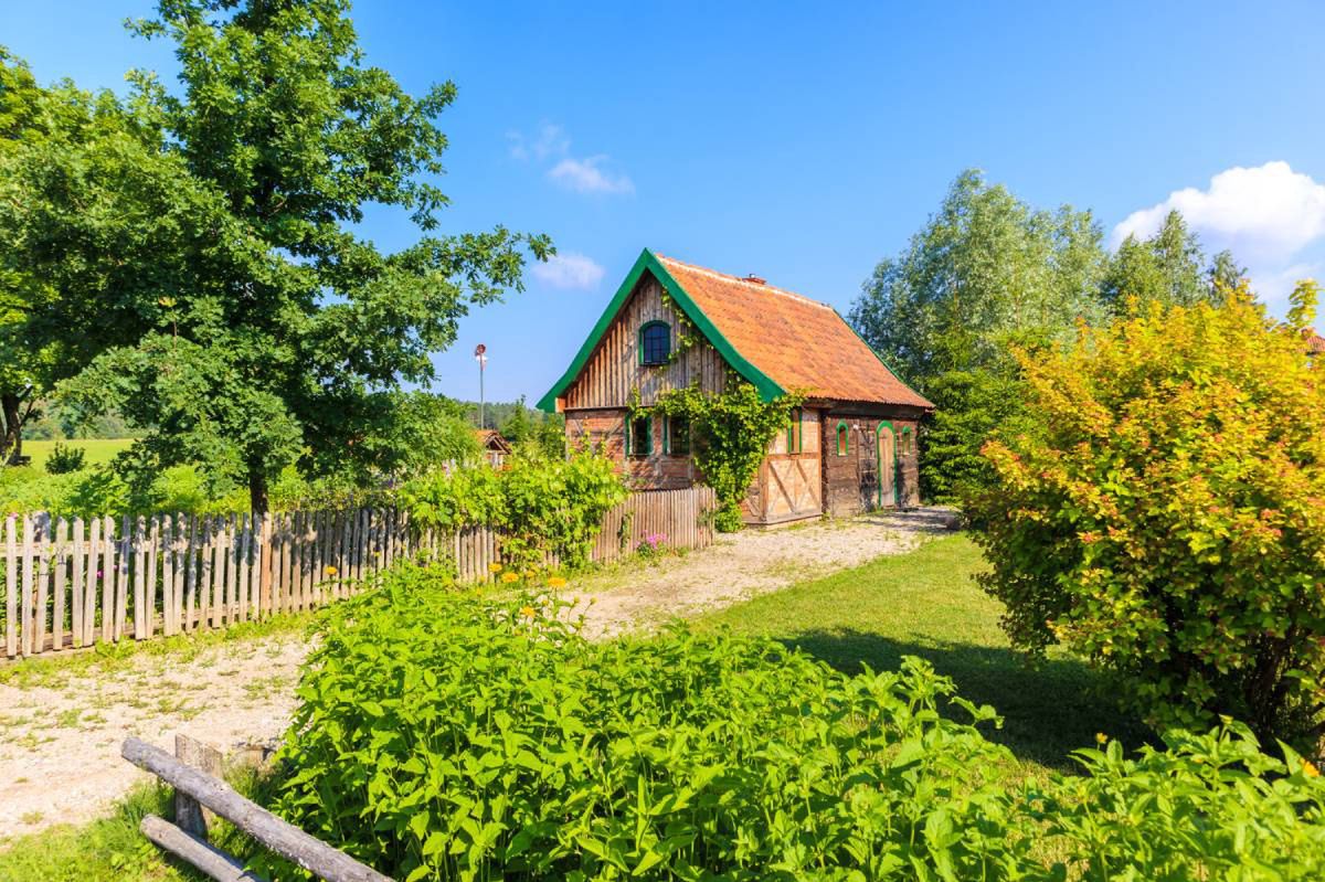 Krutyń: Mazurska wieś jak z pocztówki. Drewniane domy i rzeka jak lustro. Trudno uwierzyć, że istnieje naprawdę