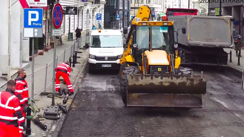 Warszawa. Robotnicy zdzierają nawierzchnię z placu nu zbiegu Szpitalnej, Brackiej, Zgody i Chmielnej. Plac Pięciu Rogów zmieni się w przestrzeń dla ludzi