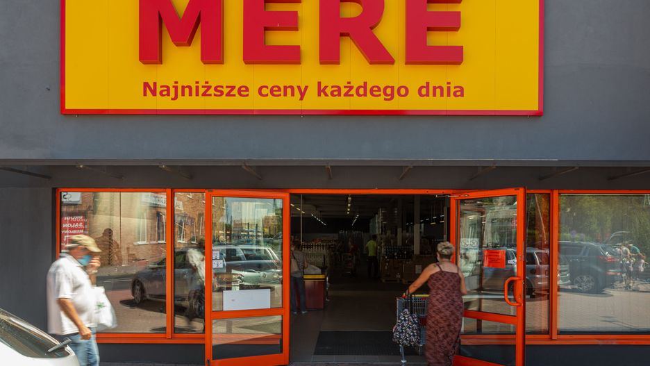Sklep bardziej przypomina półhurtowonię z towarem po sufit niż market. I właśnie o to chodzi. Rosyjski Mere wraca do źródeł dyskontu.