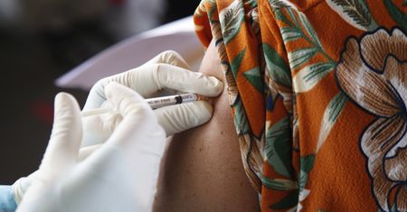 Koronawirus. Przyszedł się zaszczepić, ukradł szczepionki na COVID-19