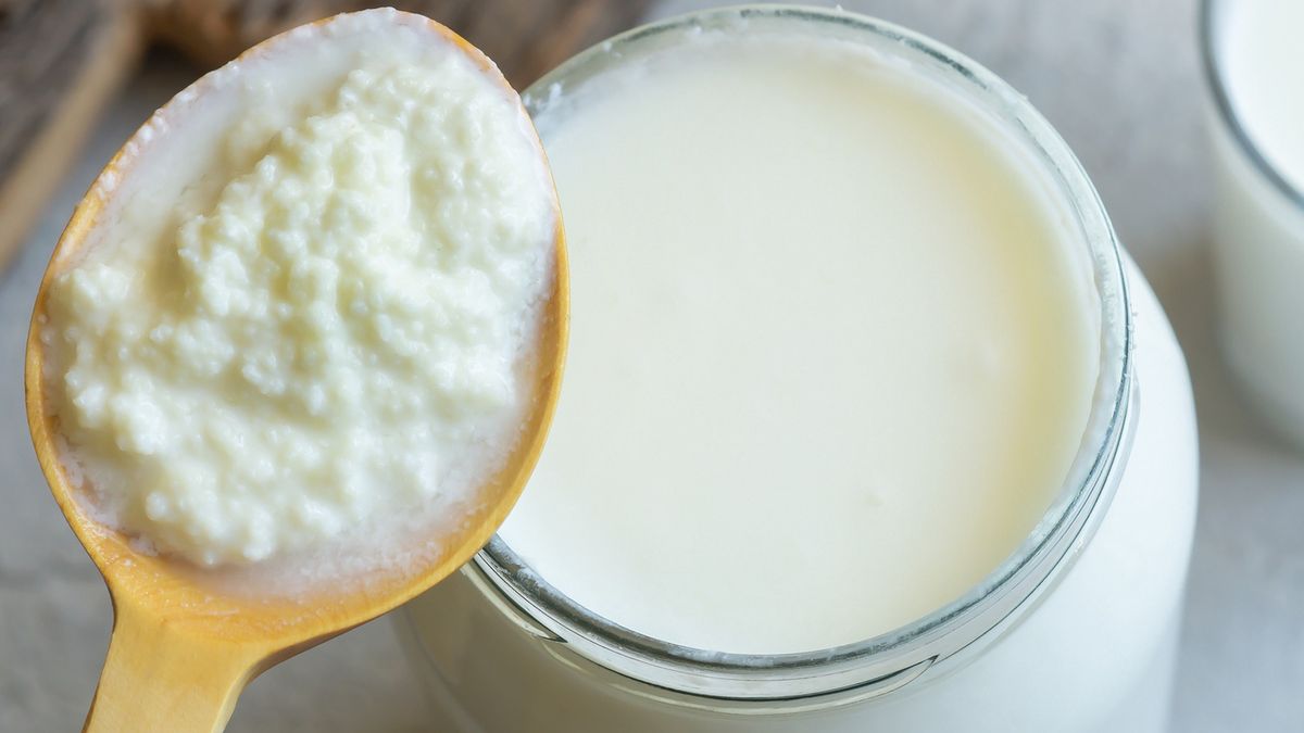 Kefir świetnie wpłynie nie tylko na jelita. Warto sięgać po niego jak najczęściej