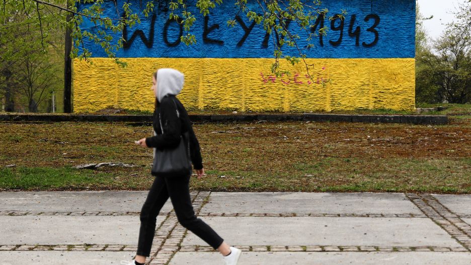 Napis 'Wołyń 1943' domalowany do flagi Ukrainy w Krakowie