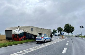 Ciężarówka wpadła do rowu – utrudnienia na DK11 pod Piłą