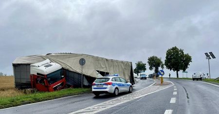 Ciężarówka wpadła do rowu – utrudnienia na DK11 pod Piłą