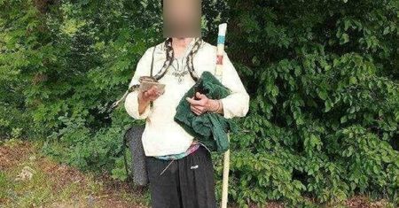 Krążył wokół szkoły z maską na twarzy. To budzi niepokój