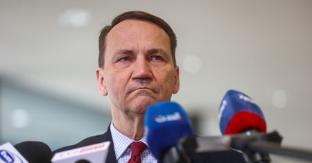 Sikorski alarmuje. "Sytuacja jest bardzo poważna"