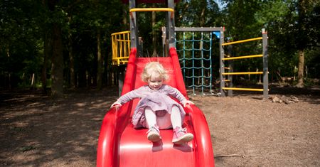 Mama zostawiła trzylatkę samą na placu zabaw. Rodzice oburzeni