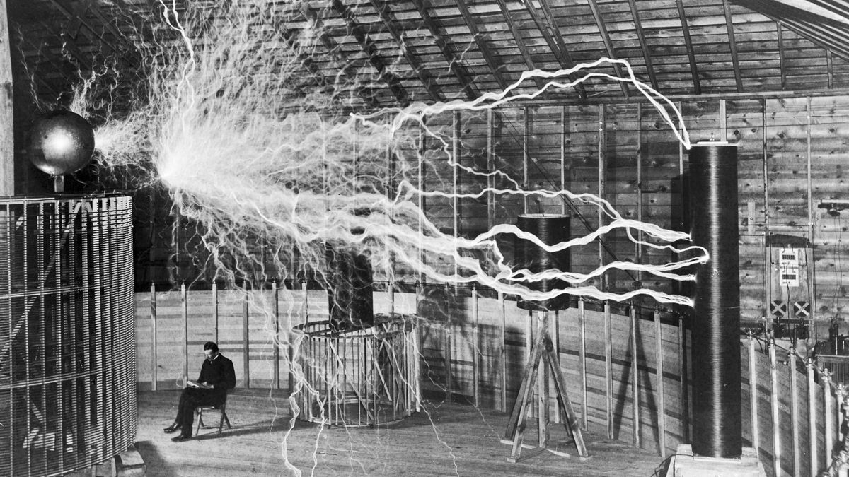 Nikola Tesla w laboratorium.