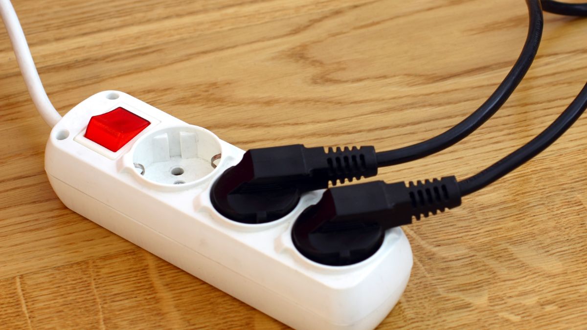 Czego nie można podłączać do listwy zasilającej?