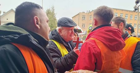Kilkuset rolników przyszło do wojewody. Wywiązała się kłótnia o krzyż