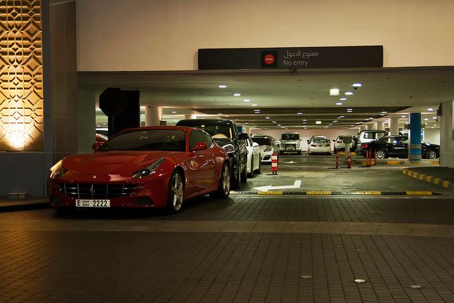 Parking Dubai Mall (fot. e46fanatics.com)