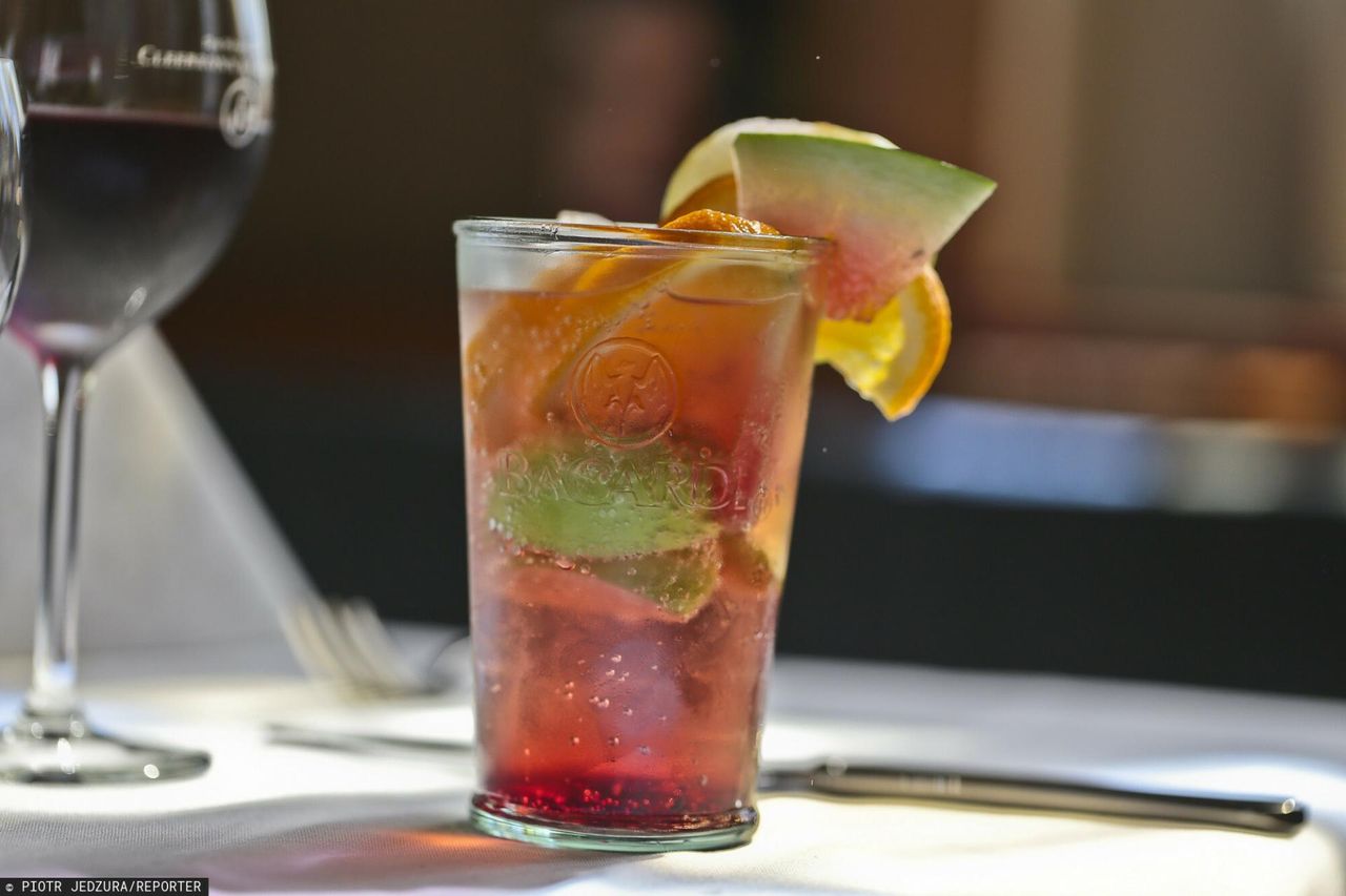 Kolorowe drinki na czarnej liście alkoholi. Dlaczego mogą szkodzić?
