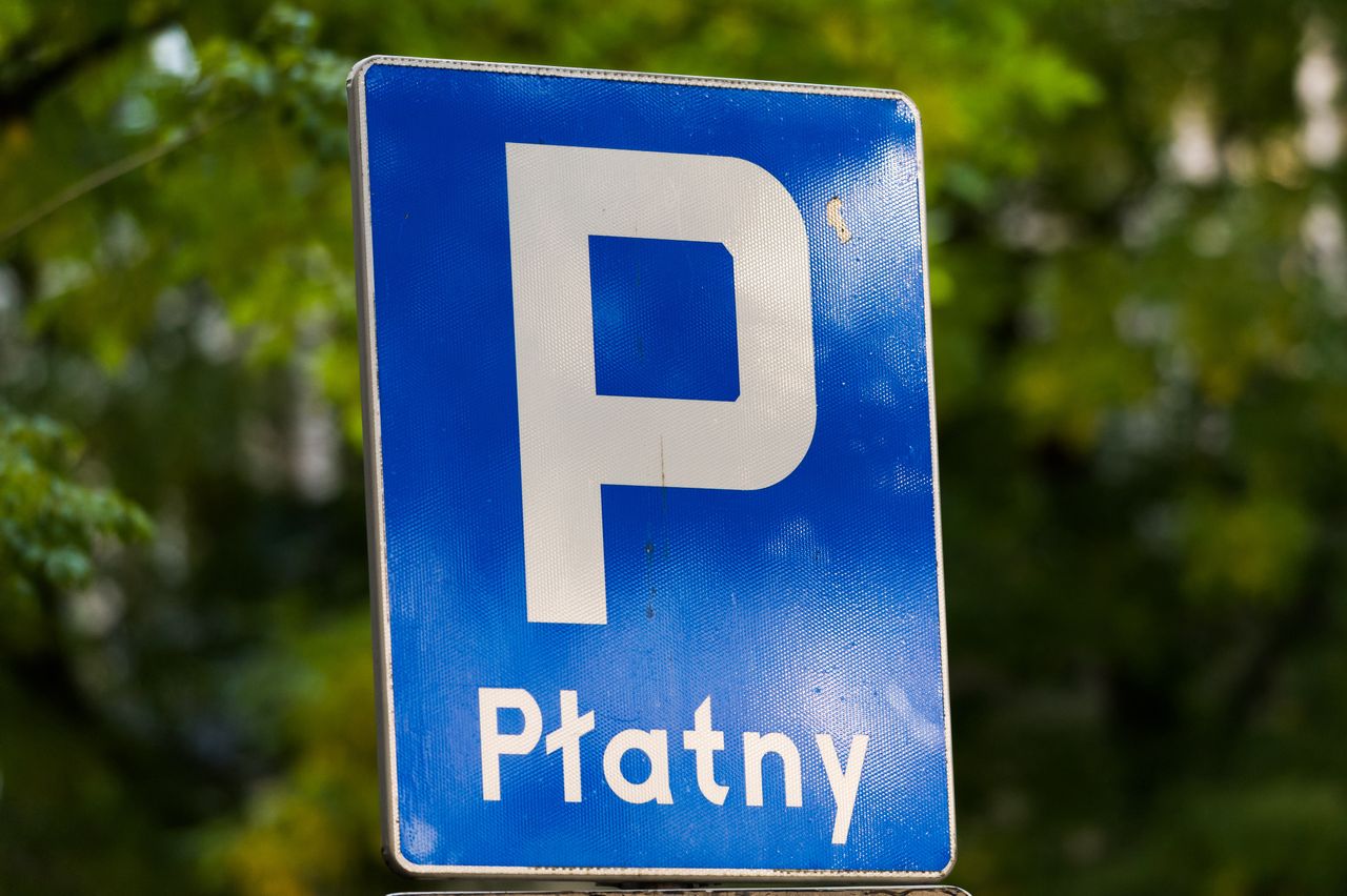 Parking przy Opactwie Cystersów w Rudach. Za postój zapłacą turyści
