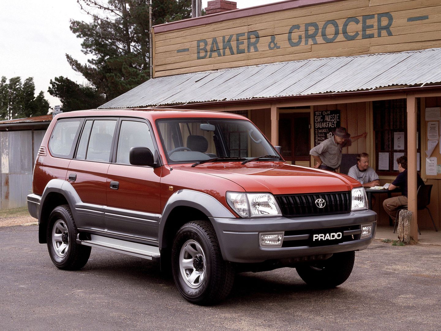W 1996 roku zaprezentowano pierwszy, samodzielny model nowej linii Prado. Auto, które z serią J7 nie miało wiele wspólnego i technicznie stanowiło zupełnie odrębną konstrukcją.