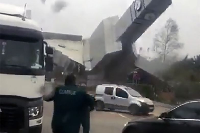 Sceny jak z filmu katastroficznego w Turcji. 4 osoby nie żyją, 19 rannych