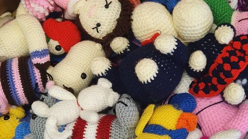 Warszawa. Skazane kobiety na zajęciach wykonują zabawki dla dzieci