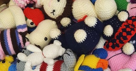 Warszawa. Skazane kobiety szydełkują zabawki dla dzieci