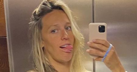 Aleksandra Żebrowska eksponuje ciążowe krągłości w plenerze i śmieszkuje z męża odzianego w lekarski kitel (FOTO)
