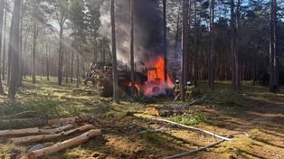 Ogień w lesie. Zapalił się forwarder