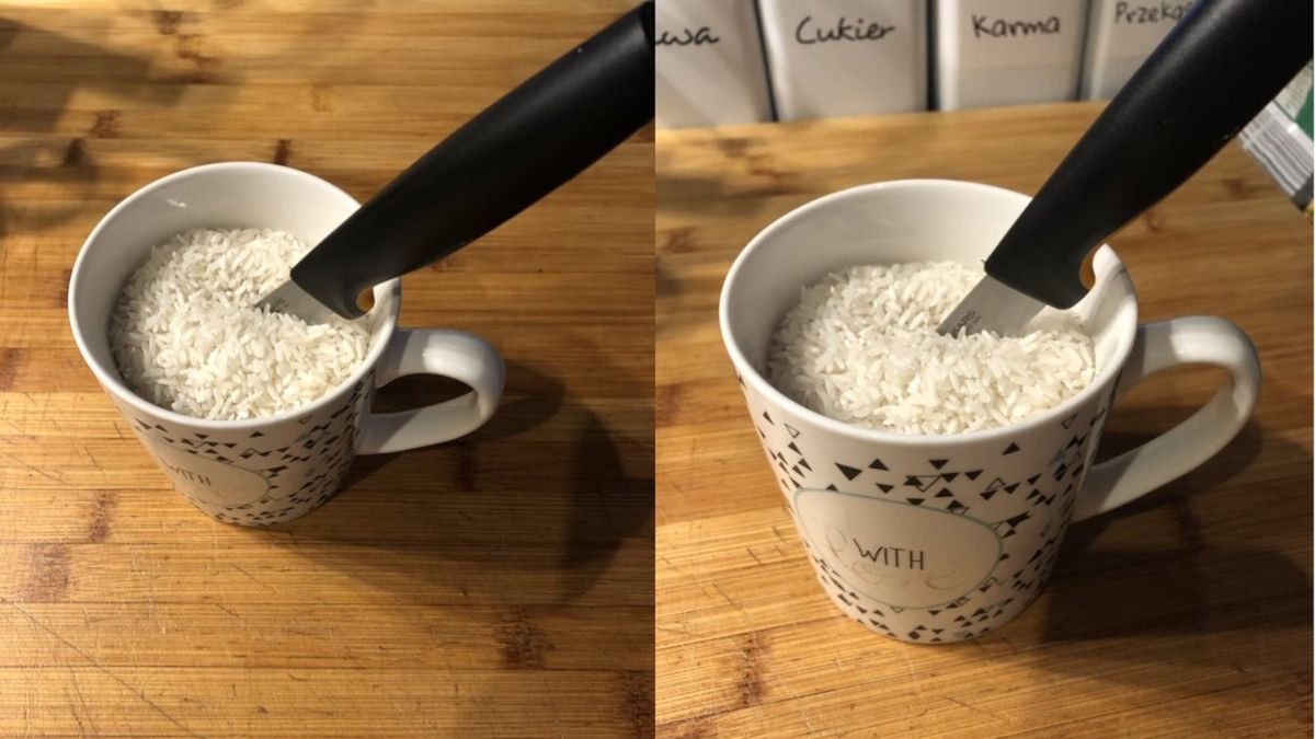 Nóż w kubku z ryżem