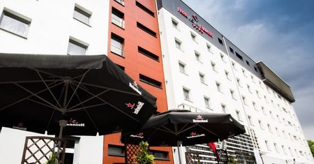 Śmierć w hotelu. Zabiła kochanka, później weszła między pędzące samochody