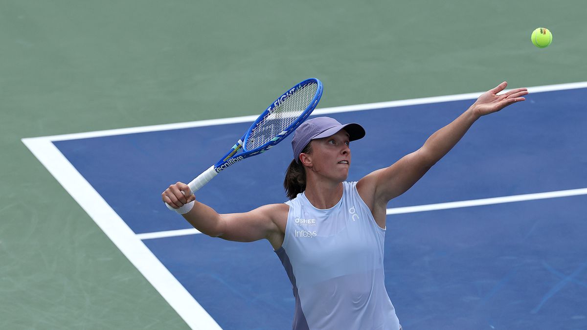 SEOUL, SOUTH KOREA - SEPTEMBER 20: Iga Swiatek of Poland serves a shot against Barbora Krejcikova of Czechia in the women's singles quarter-final match during day six of the Korea Open Tennis Championship 2025 presented by Motiva at Seoul Olympic Park Tennis Center on September 20, 2025 in Seoul, South Korea. (Photo by Han Myung-Gu/Getty Images)