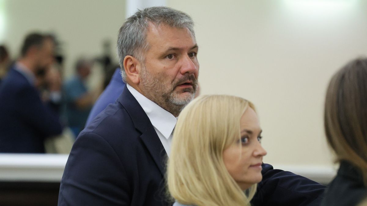 Warszawa, 26.08.2025. Ministrowie sprawiedliwości Waldemar Żurek (L) i zdrowia Jolanta Sobierańska-Grenda (P) na posiedzeniu rządu w Kancelarii Prezesa Rady Ministrów w Warszawie, 26 bm. Rząd zajmie się m.in. projektem zmiany ustawy o Centralnym Porcie Komunikacyjnym, przewidującym możliwość wypłaty zaliczek w wysokości do 85 proc. odszkodowania osobom wywłaszczanym na potrzeby portu. (amb) PAP/Paweł Supernak