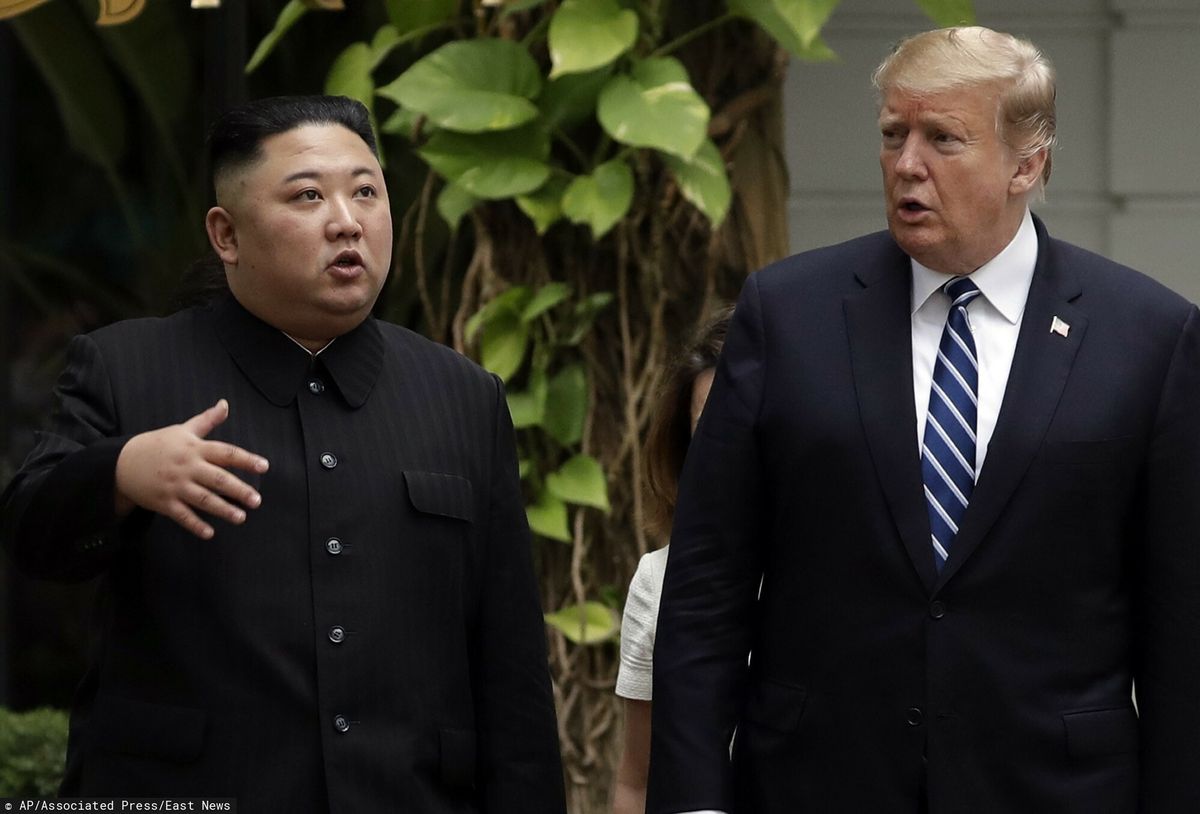 Donald Trump i Kim Dzong Un podczas spotkania w Hanoi