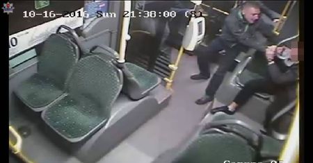 Pobili 17-latka w autobusie nr 10. Siłą próbowali wyciągnąć go na przystanek [ZDJĘCIA]