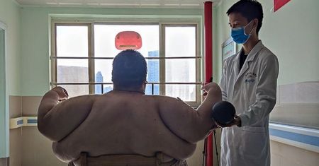 Chiny: Mężczyzna przytył podczas pademii 100 kilo. 26-latek ważył 278 kilogramów