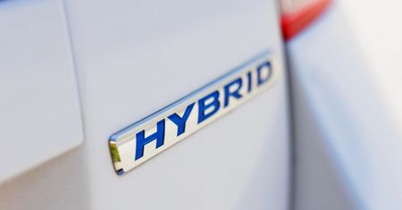 Koniec marzeń o pełnej elektryfikacji? Dlaczego hybrydy przejmują rynek?