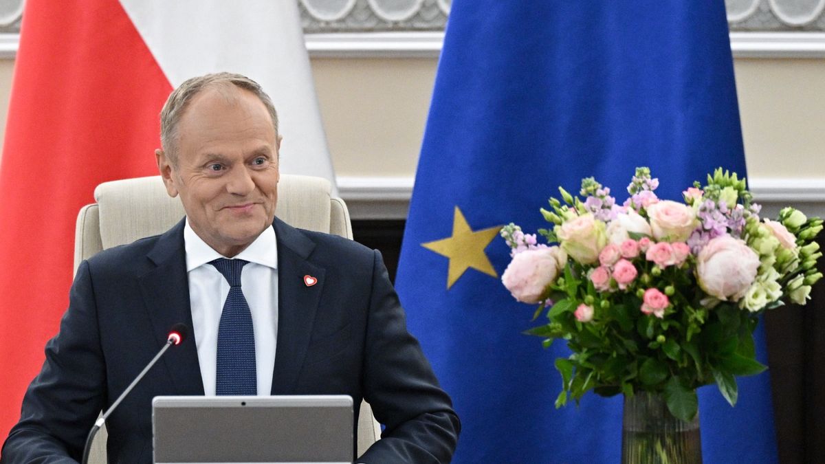 - To nie są kokosy, a podanie ręki tym, którzy są w sytuacji najtrudniejszej - mówi o ustawie premier Donald Tusk