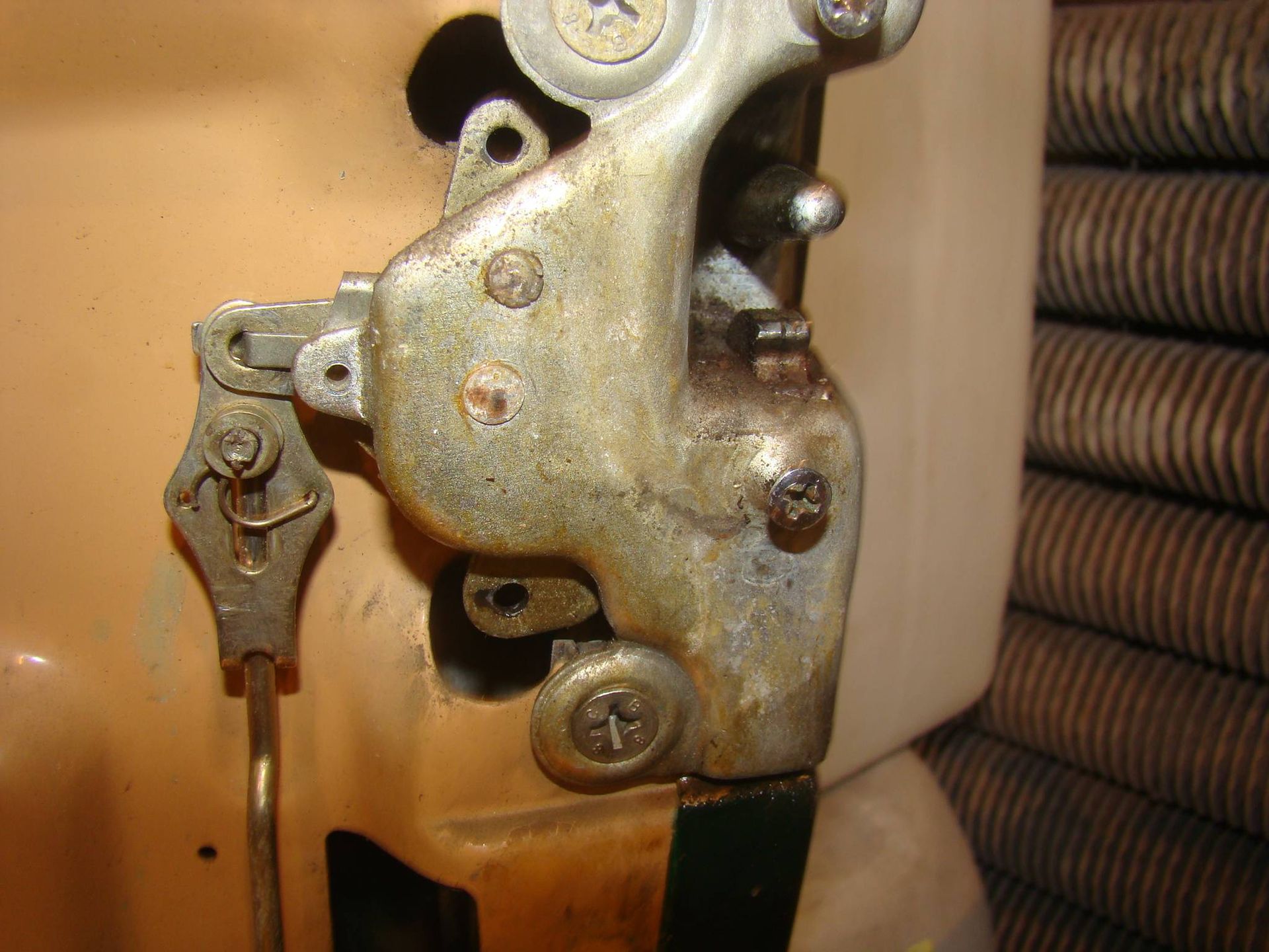 Mercedes 450 SL (R107) - rozbrajanie drzwi 10