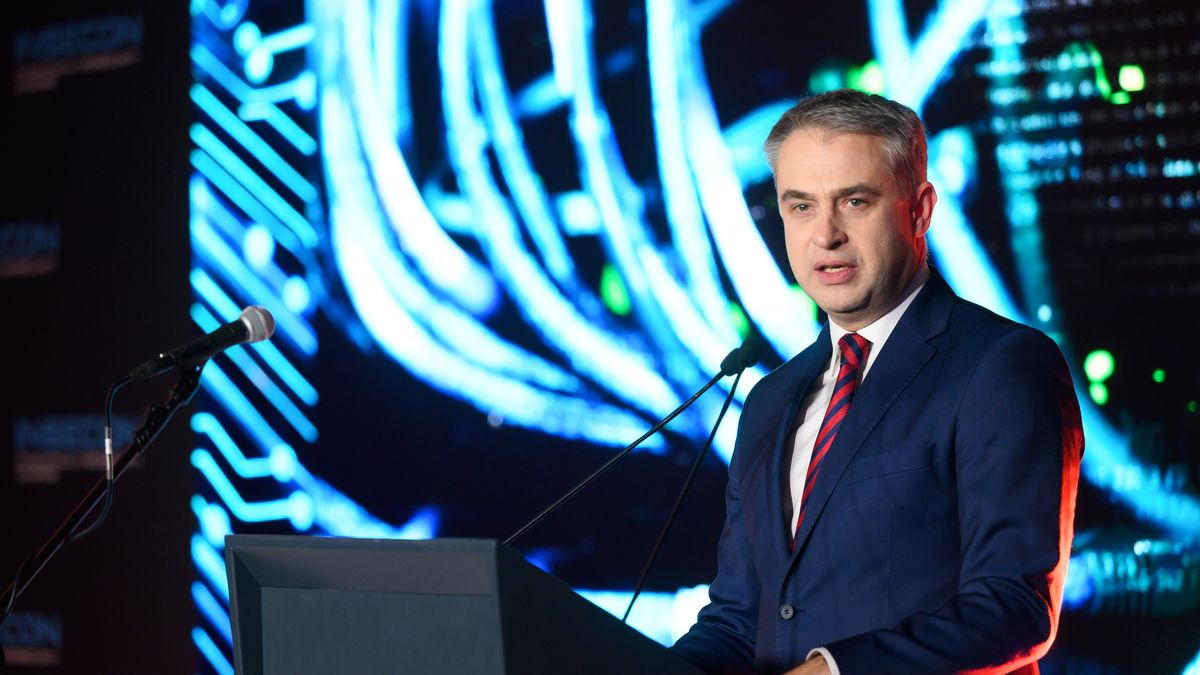Poznań, 15.04.2024. Wicepremier, minister cyfryzacji Krzysztof Gawkowski podczas inauguracji Międzynarodowego Kongresu Cyberbezpieczeństwa INSECON 2024 na terenie Międzynarodowych Targów Poznańskich, 15 bm. Wydarzenie jest organizowane przez Ministerstwo Obrony Narodowej oraz Grupę MTP. (sko) PAP/Jakub Kaczmarczyk