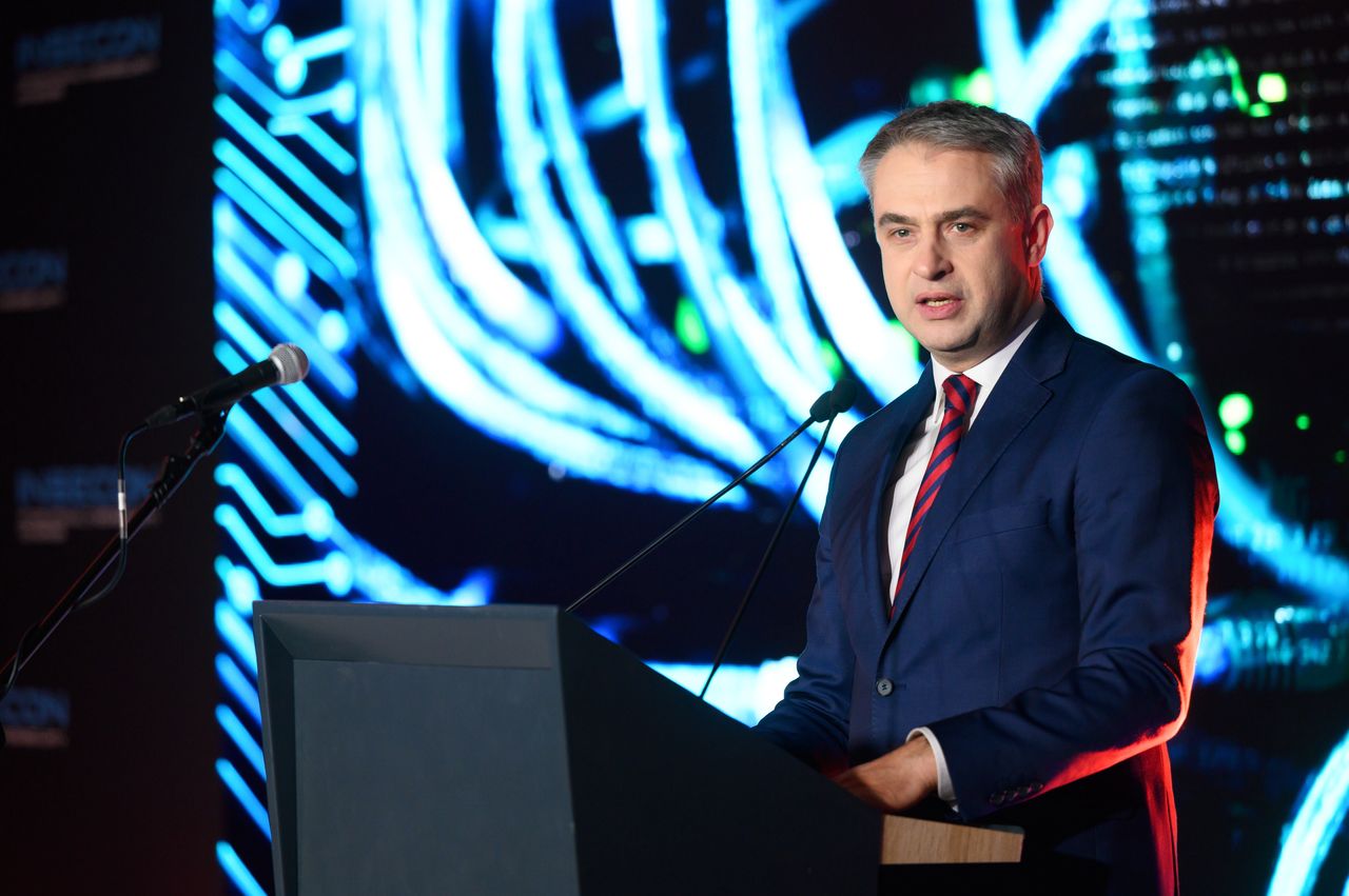 Minister cyfryzacji Krzysztof Gawkowski podczas inauguracji Międzynarodowego Kongresu Cyberbezpieczeństwa.