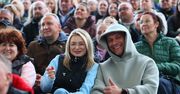 Salwy śmiechu i pełne trybuny podczas Polskiej Nocy Kabaretowej 2026 w kieleckim amfiteatrze Kadzielnia