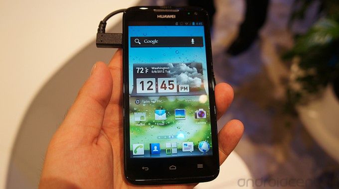 Huawei Ascend D Quad z nakładką | fot. androidcentral.com