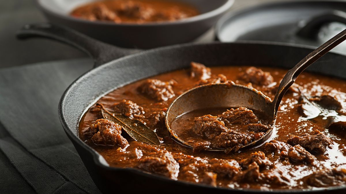 Gulasz to sycące danie, idealne na jesień i zimę. 