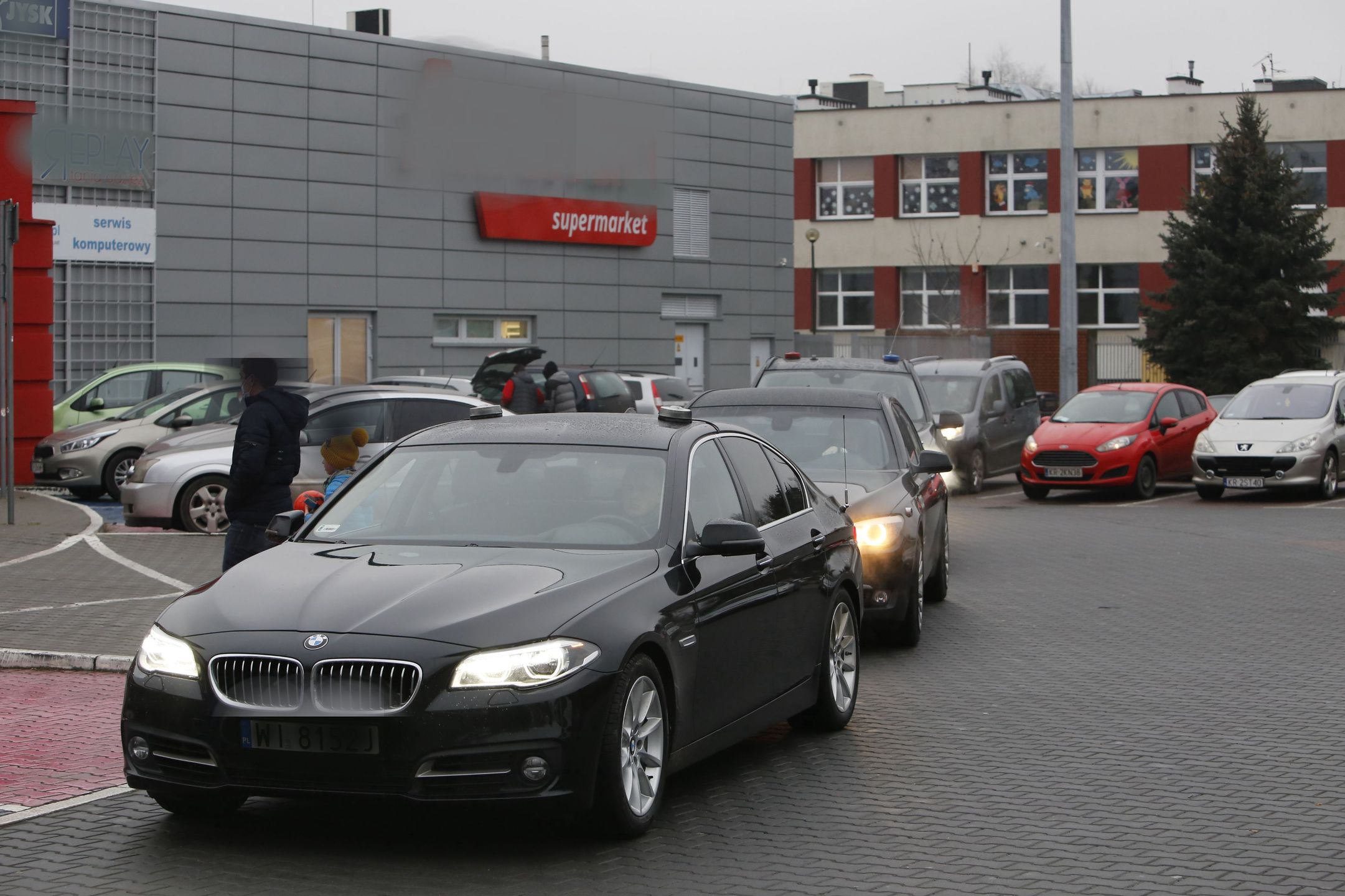 Andrzej Duda robi zakupy w asyście ochroniarzy