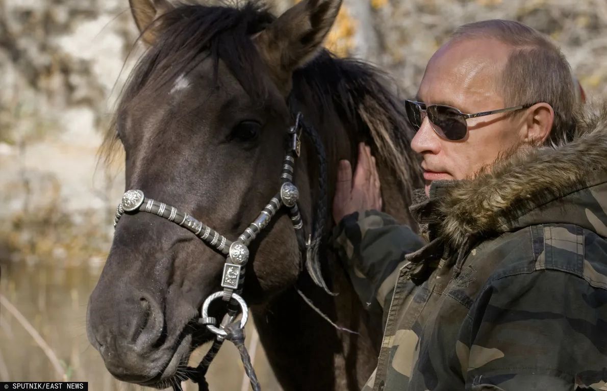 Prezydent Rosji Władimir Putin lubi pozować na niezwykle sprawnego fizycznie twardziela